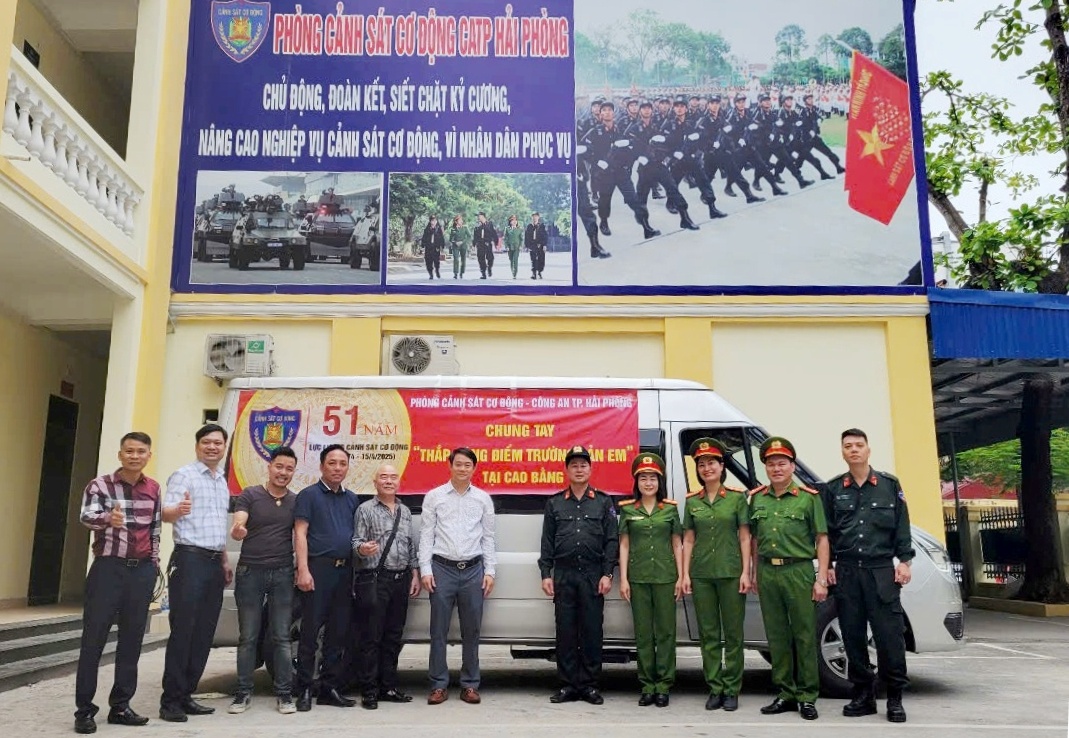 Phòng Cảnh sát cơ động: Thiết thực với chương trình “Thắp sáng điểm trường bản em” tại tỉnh Cao Bằng